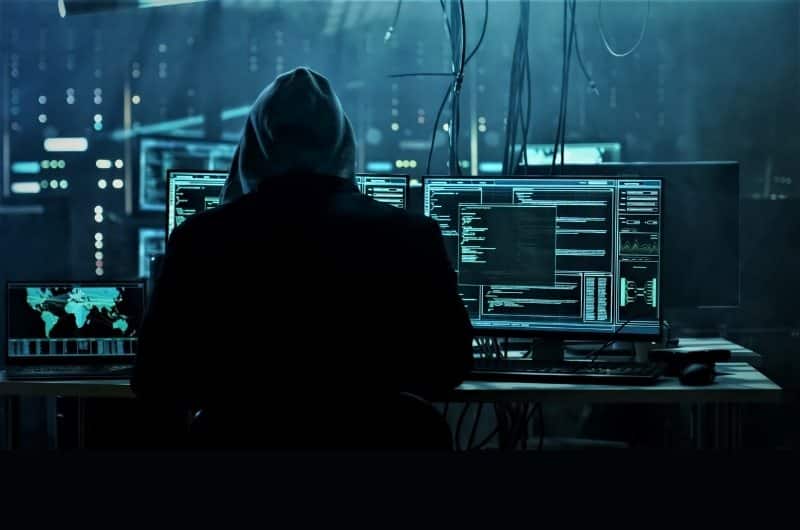 Hacker tentando invadir um software